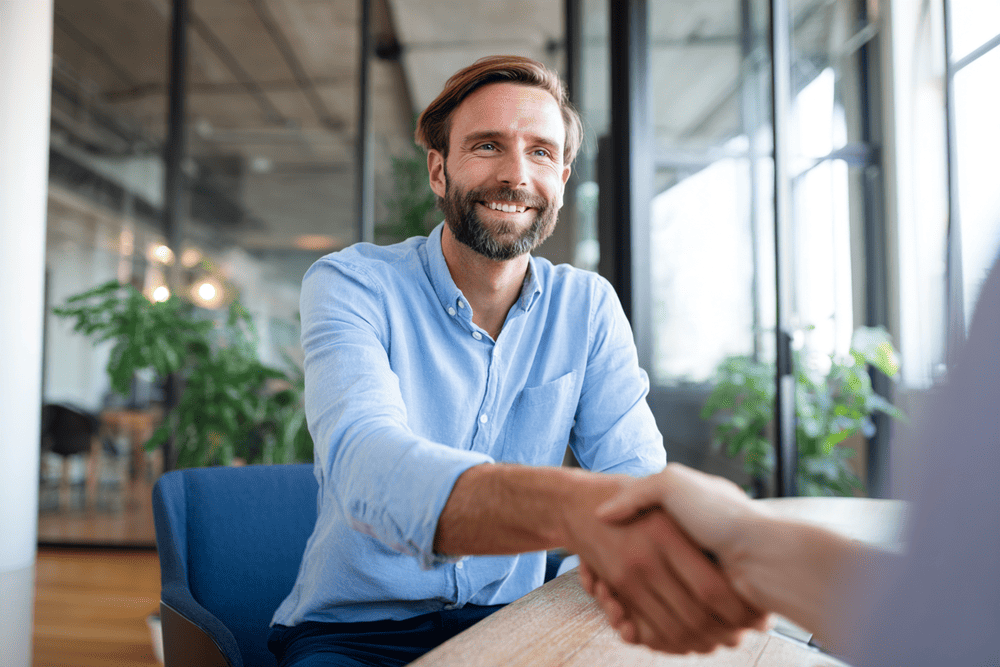 man gaat goedt voorbereidt op sollicitatiegesprek